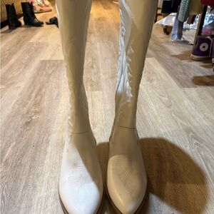 Brand new White Embroidered Women's cowgirl Boots